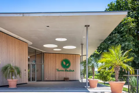 Eingang des Besucherzentrums von Terra Medica