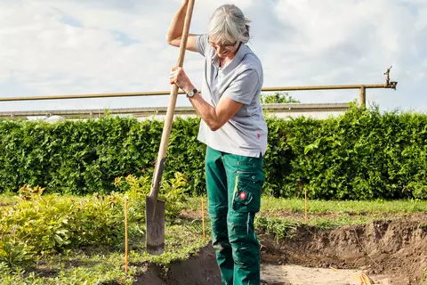 Mitarbeiter der DHU bei der Aussaat